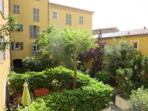 Vieux Nice, grand 2 pièces sur jardins, parking, calme